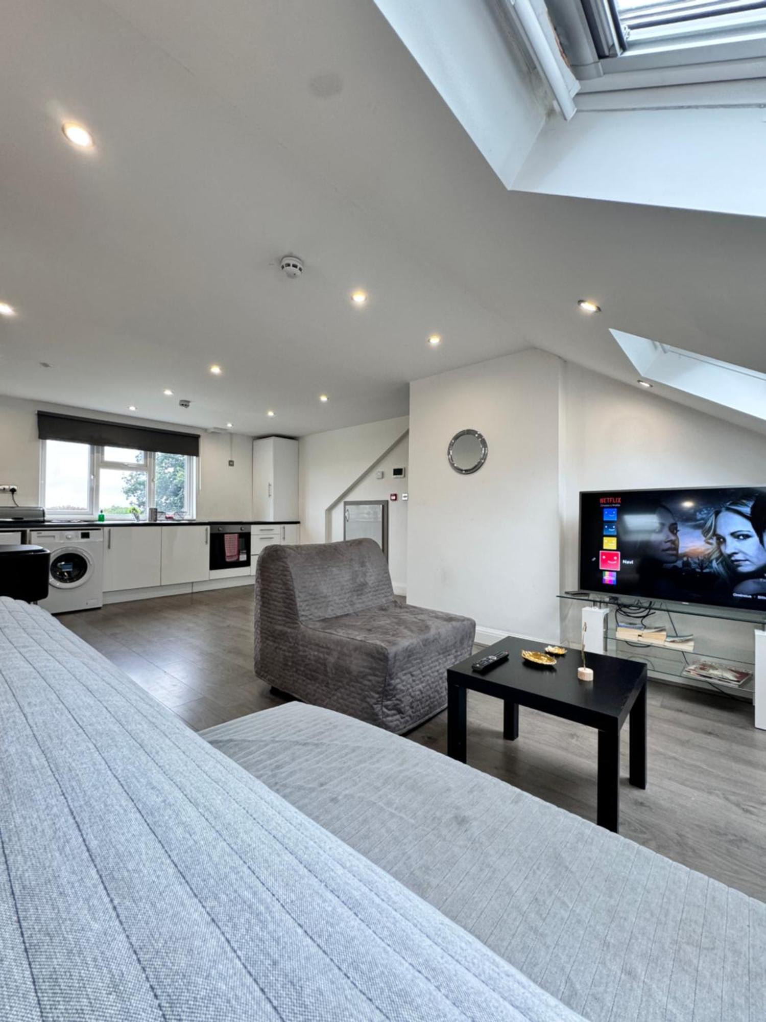 Hatton Apartments Heathrow Airport- Free Parking-Free Underground To And From Heathrow Airport Hatton Cross See Picture-See London Fast Hatton Cross To Central London 30Min Екстериор снимка