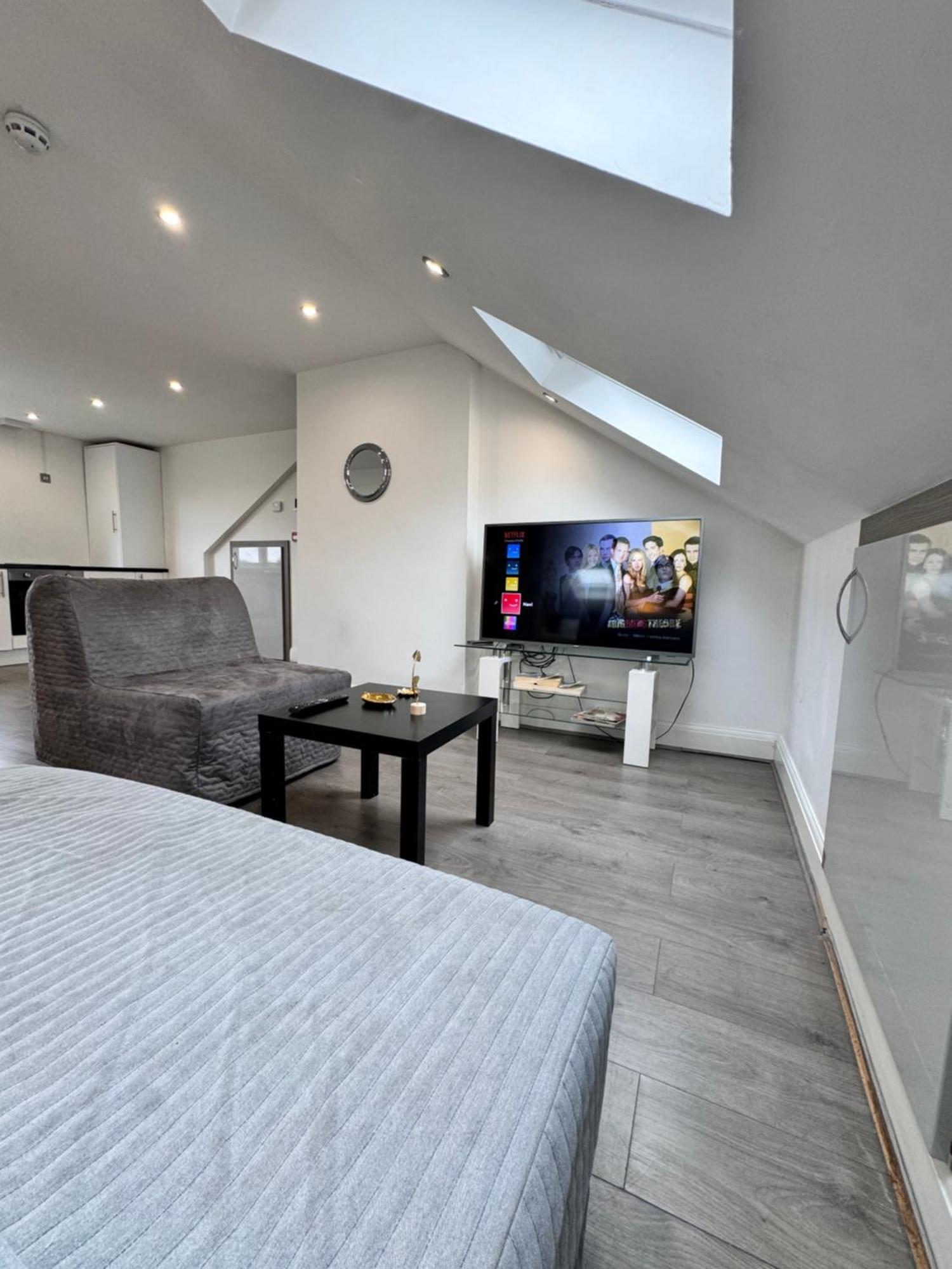 Hatton Apartments Heathrow Airport- Free Parking-Free Underground To And From Heathrow Airport Hatton Cross See Picture-See London Fast Hatton Cross To Central London 30Min Екстериор снимка