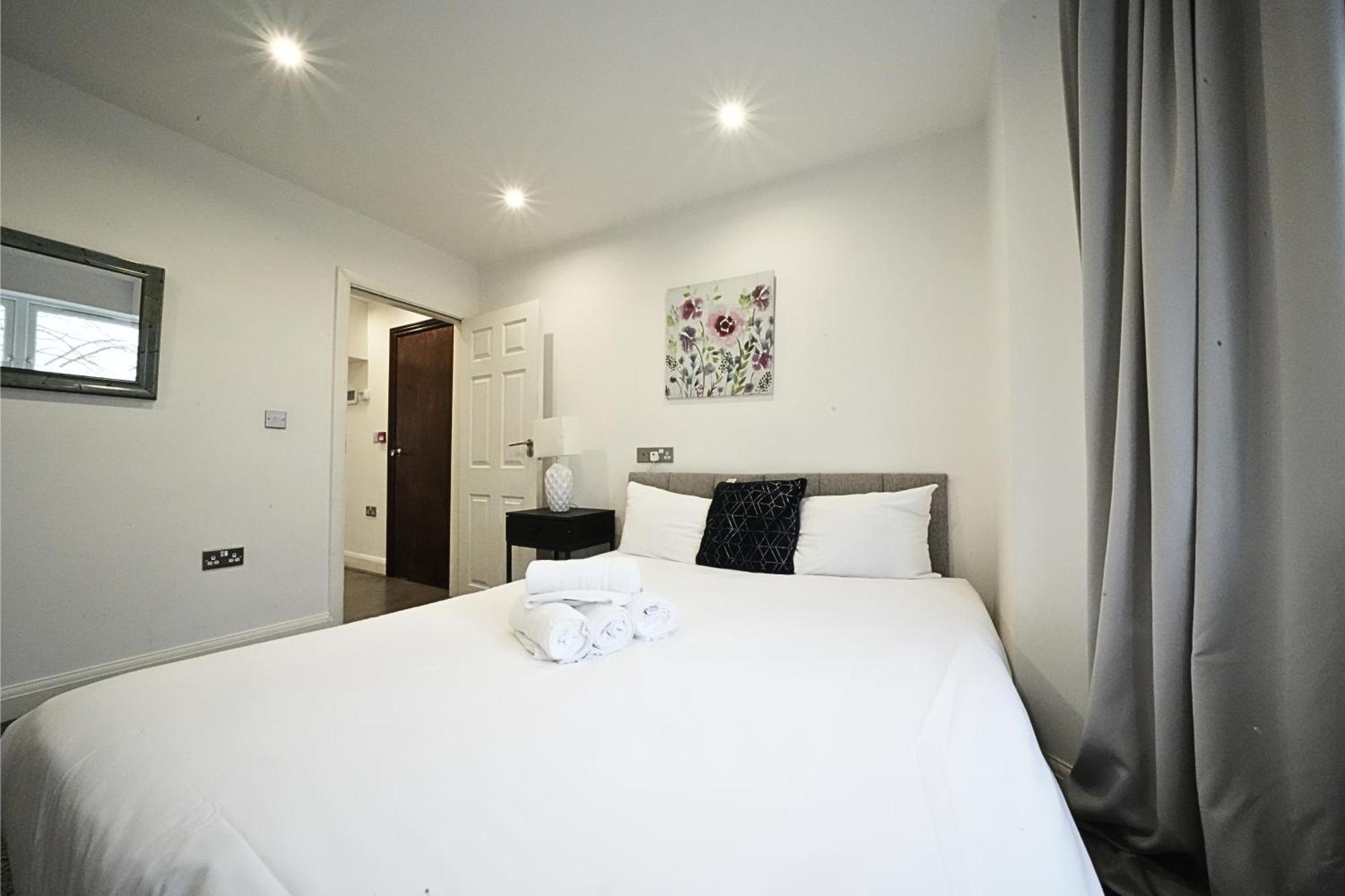 Hatton Apartments Heathrow Airport- Free Parking-Free Underground To And From Heathrow Airport Hatton Cross See Picture-See London Fast Hatton Cross To Central London 30Min Екстериор снимка