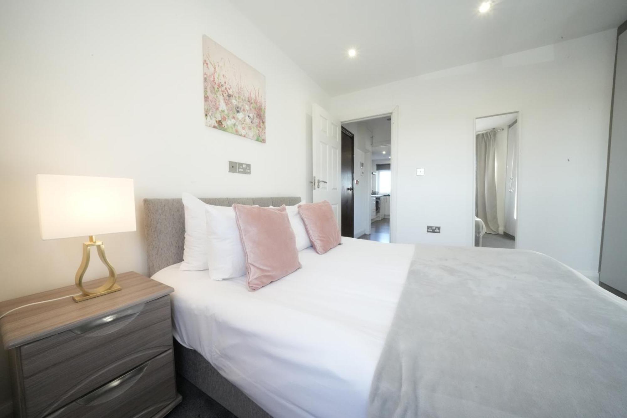 Hatton Apartments Heathrow Airport- Free Parking-Free Underground To And From Heathrow Airport Hatton Cross See Picture-See London Fast Hatton Cross To Central London 30Min Екстериор снимка