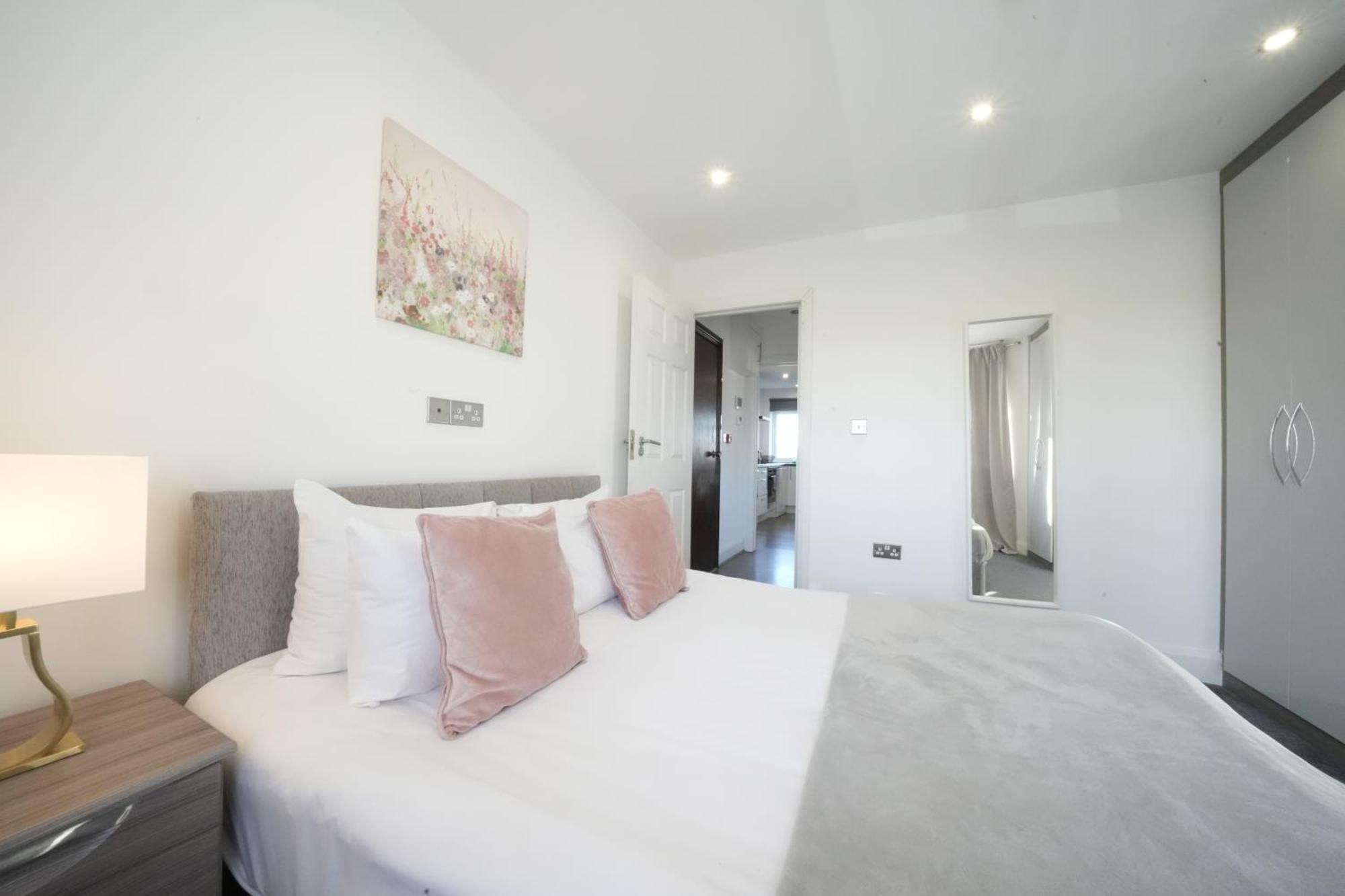Hatton Apartments Heathrow Airport- Free Parking-Free Underground To And From Heathrow Airport Hatton Cross See Picture-See London Fast Hatton Cross To Central London 30Min Екстериор снимка