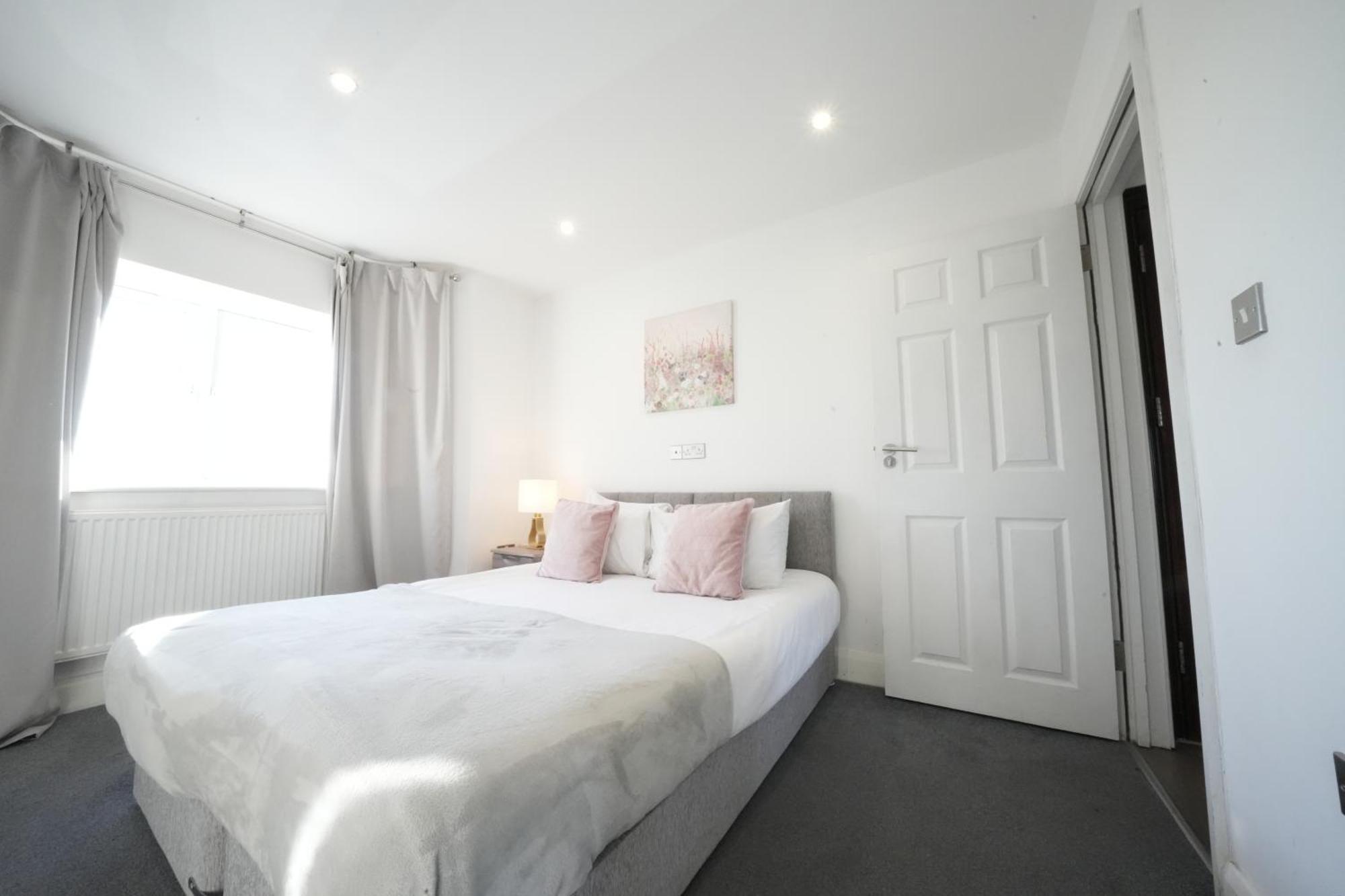 Hatton Apartments Heathrow Airport- Free Parking-Free Underground To And From Heathrow Airport Hatton Cross See Picture-See London Fast Hatton Cross To Central London 30Min Екстериор снимка