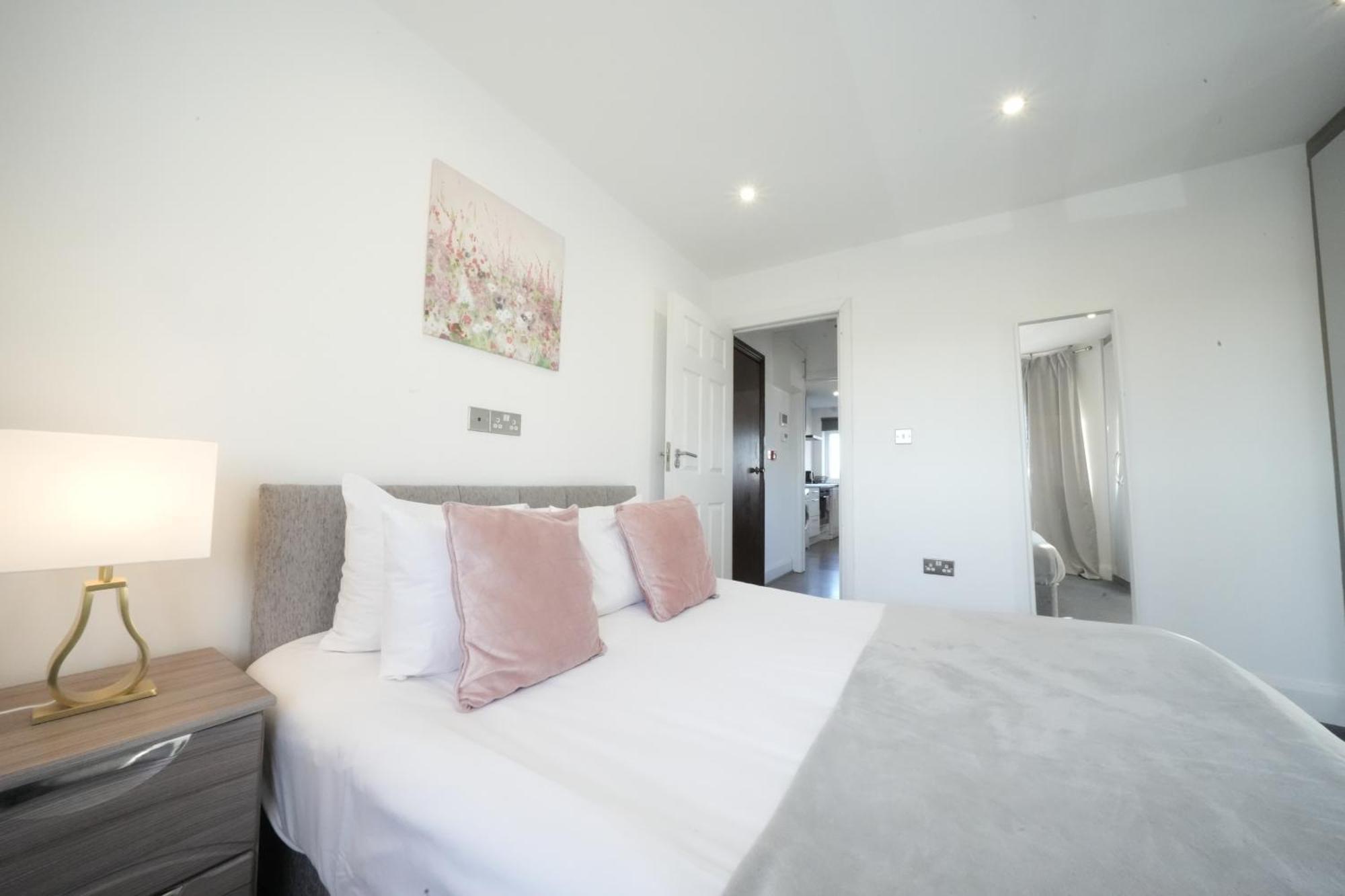 Hatton Apartments Heathrow Airport- Free Parking-Free Underground To And From Heathrow Airport Hatton Cross See Picture-See London Fast Hatton Cross To Central London 30Min Екстериор снимка