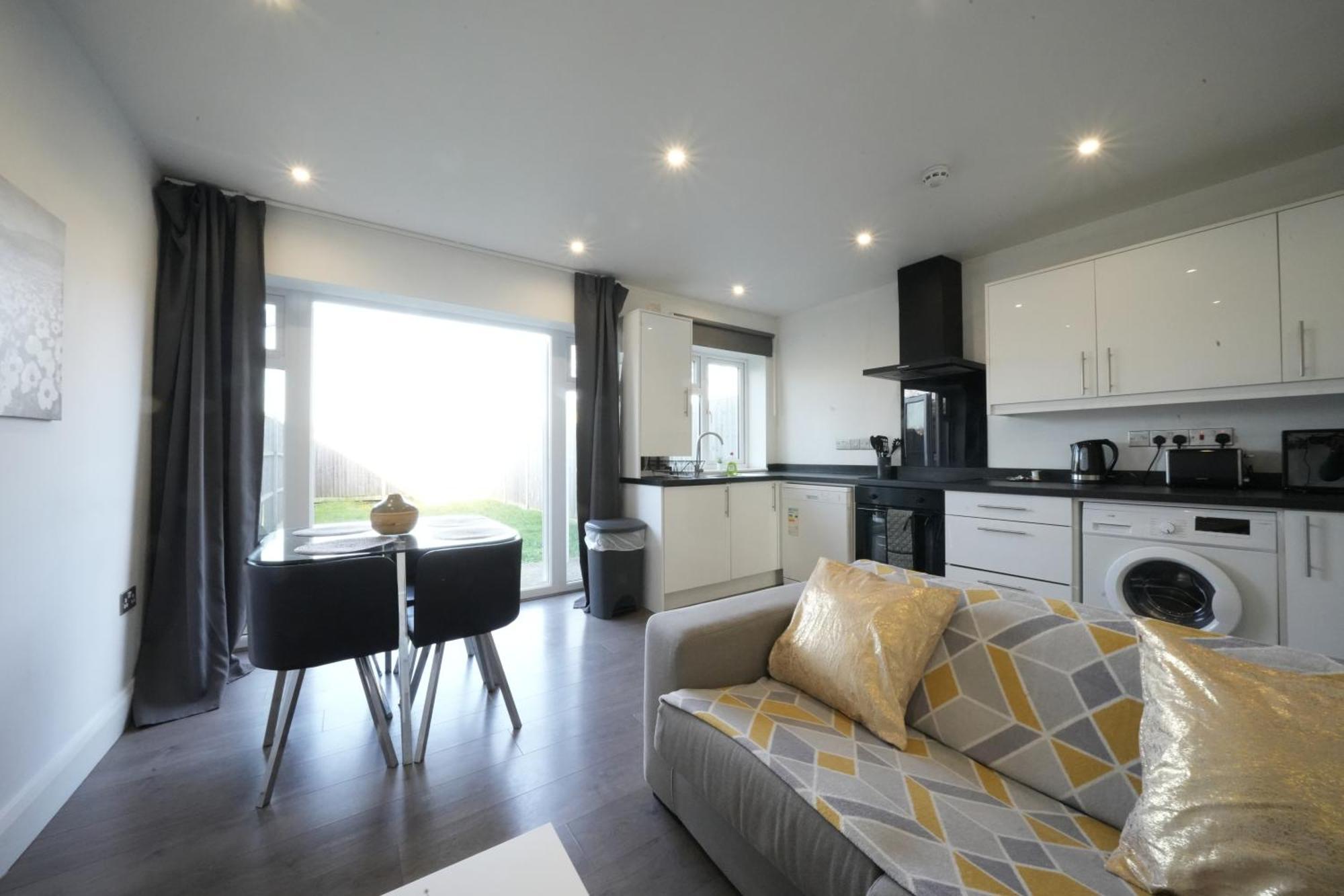 Hatton Apartments Heathrow Airport- Free Parking-Free Underground To And From Heathrow Airport Hatton Cross See Picture-See London Fast Hatton Cross To Central London 30Min Екстериор снимка