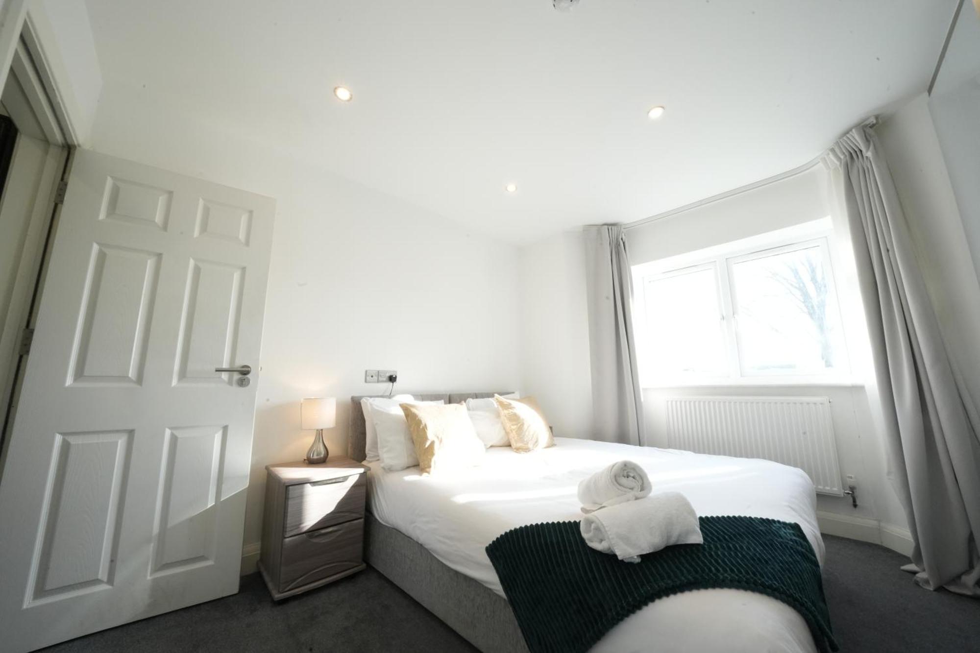 Hatton Apartments Heathrow Airport- Free Parking-Free Underground To And From Heathrow Airport Hatton Cross See Picture-See London Fast Hatton Cross To Central London 30Min Екстериор снимка
