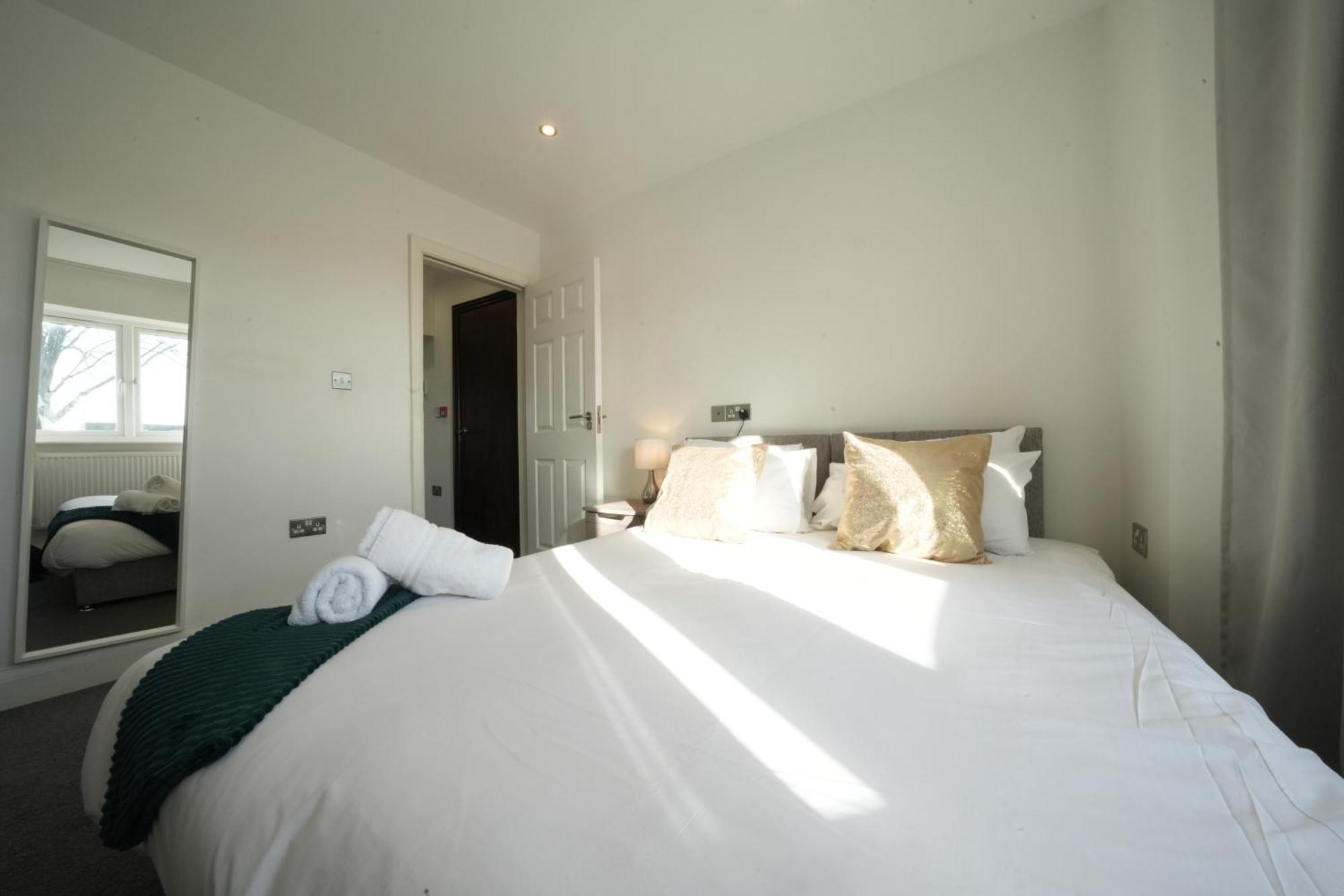 Hatton Apartments Heathrow Airport- Free Parking-Free Underground To And From Heathrow Airport Hatton Cross See Picture-See London Fast Hatton Cross To Central London 30Min Екстериор снимка