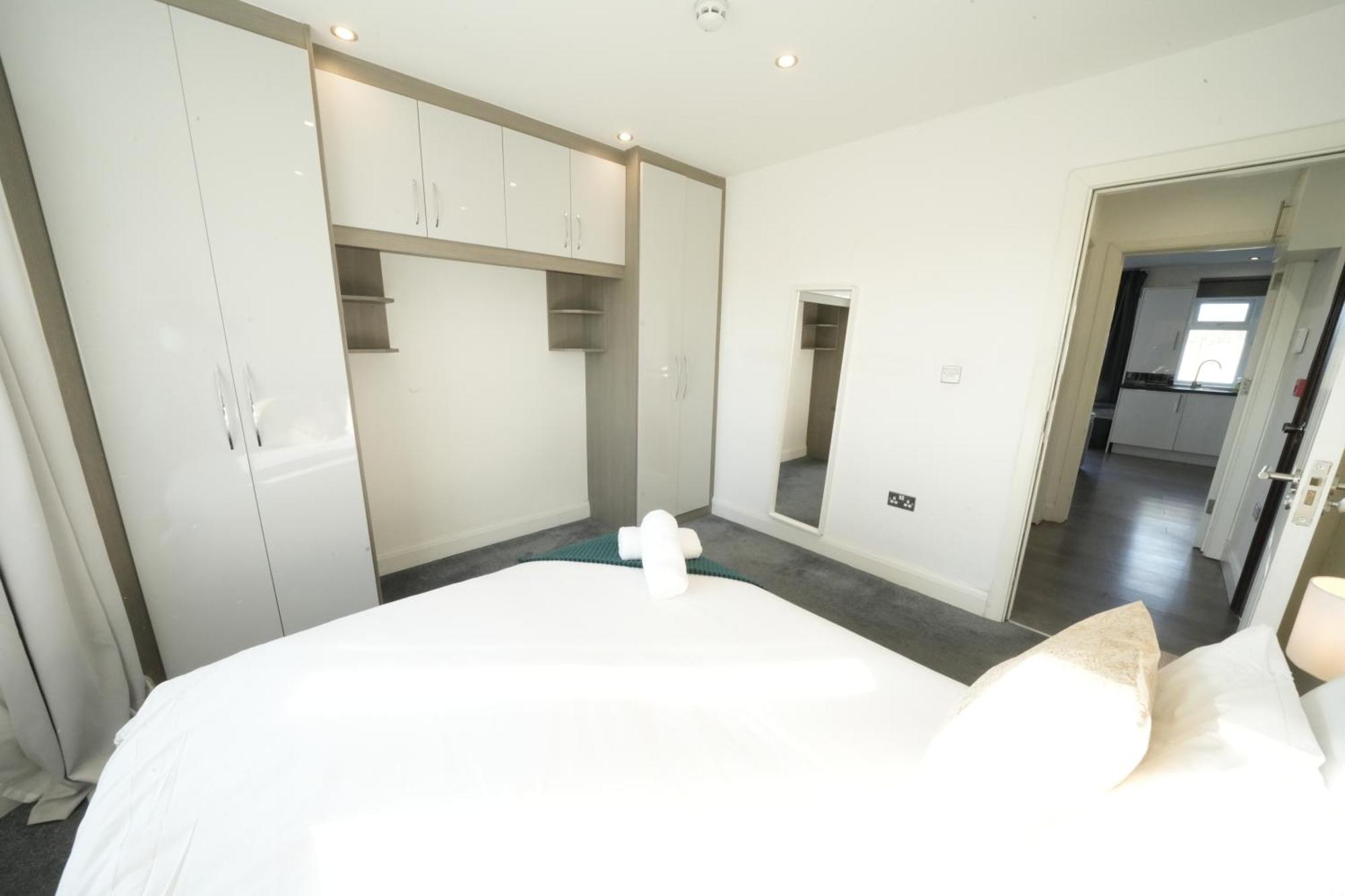 Hatton Apartments Heathrow Airport- Free Parking-Free Underground To And From Heathrow Airport Hatton Cross See Picture-See London Fast Hatton Cross To Central London 30Min Екстериор снимка