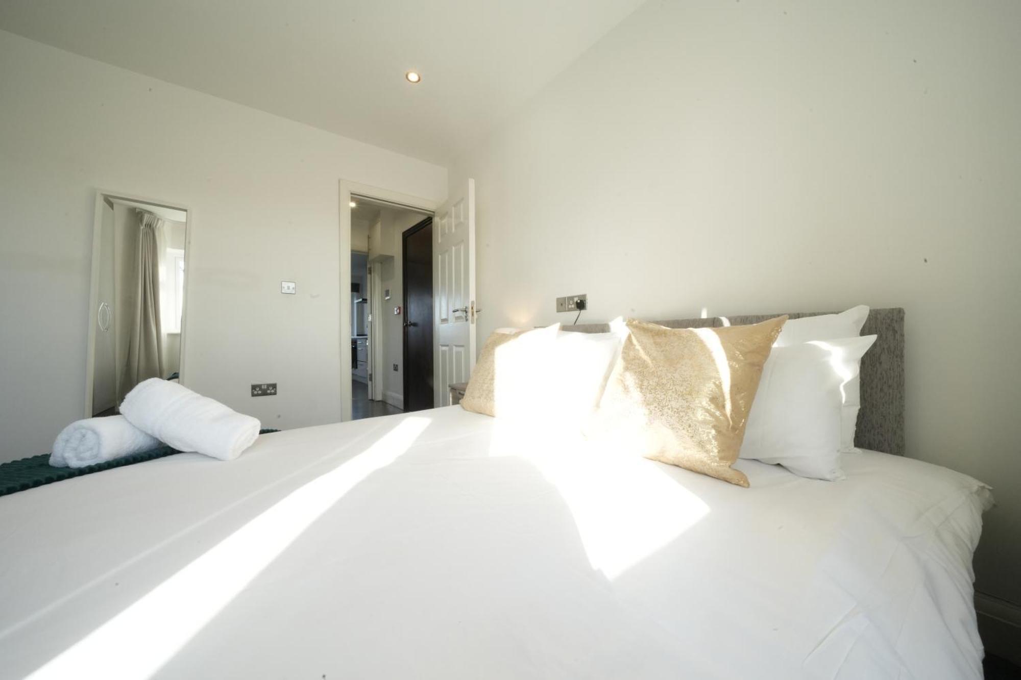 Hatton Apartments Heathrow Airport- Free Parking-Free Underground To And From Heathrow Airport Hatton Cross See Picture-See London Fast Hatton Cross To Central London 30Min Екстериор снимка