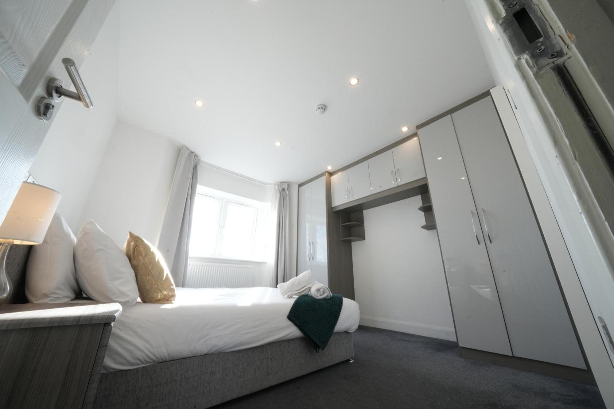 Hatton Apartments Heathrow Airport- Free Parking-Free Underground To And From Heathrow Airport Hatton Cross See Picture-See London Fast Hatton Cross To Central London 30Min Екстериор снимка
