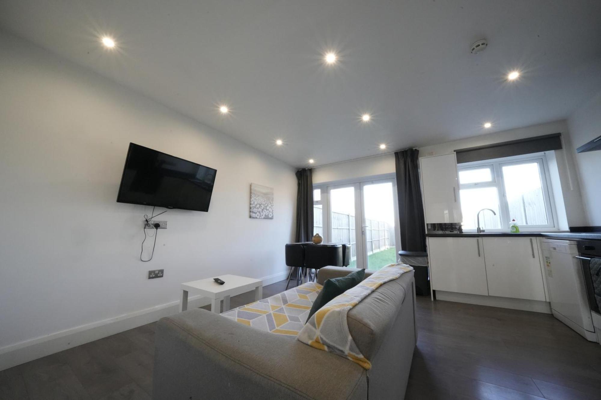 Hatton Apartments Heathrow Airport- Free Parking-Free Underground To And From Heathrow Airport Hatton Cross See Picture-See London Fast Hatton Cross To Central London 30Min Екстериор снимка
