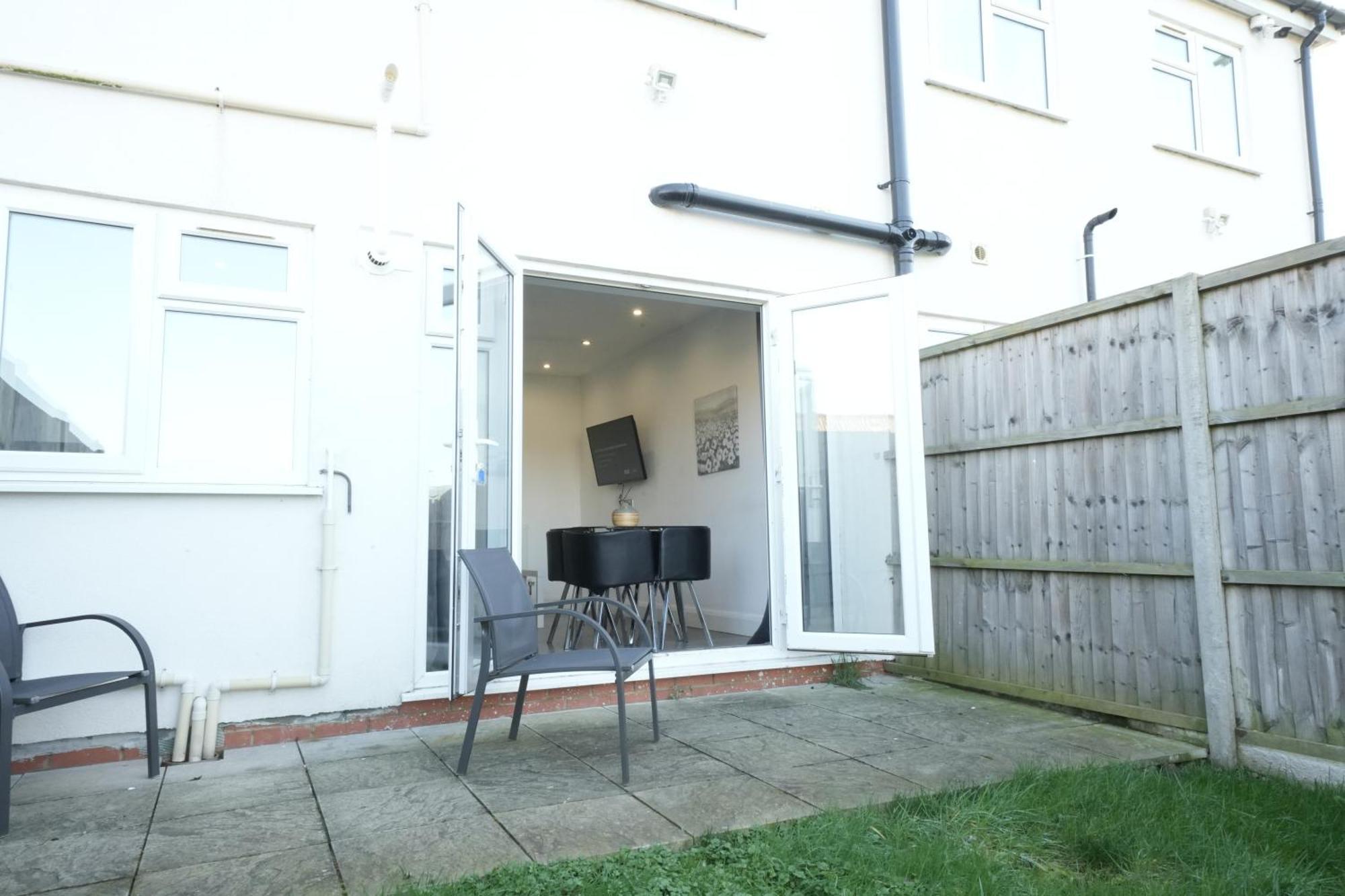 Hatton Apartments Heathrow Airport- Free Parking-Free Underground To And From Heathrow Airport Hatton Cross See Picture-See London Fast Hatton Cross To Central London 30Min Екстериор снимка