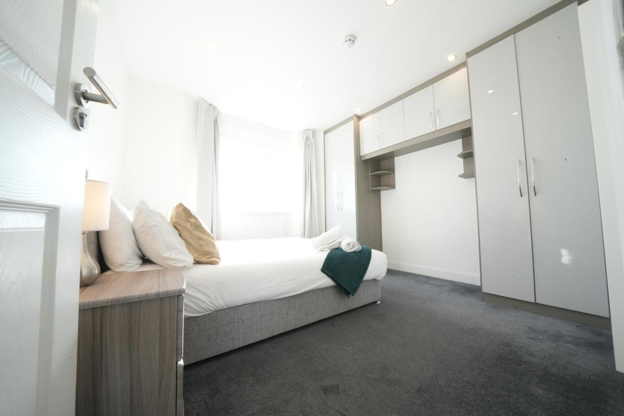 Hatton Apartments Heathrow Airport- Free Parking-Free Underground To And From Heathrow Airport Hatton Cross See Picture-See London Fast Hatton Cross To Central London 30Min Екстериор снимка