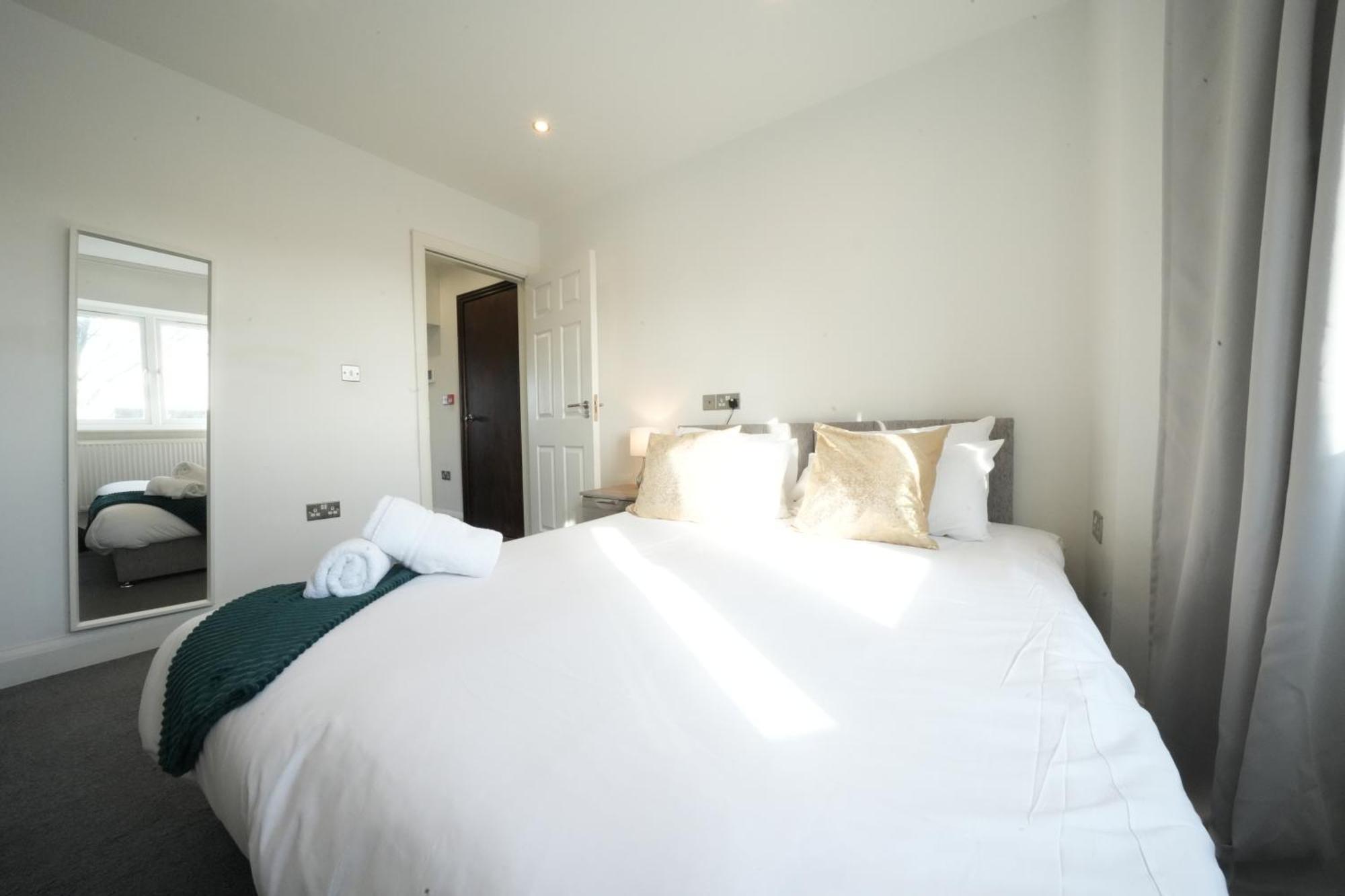 Hatton Apartments Heathrow Airport- Free Parking-Free Underground To And From Heathrow Airport Hatton Cross See Picture-See London Fast Hatton Cross To Central London 30Min Екстериор снимка