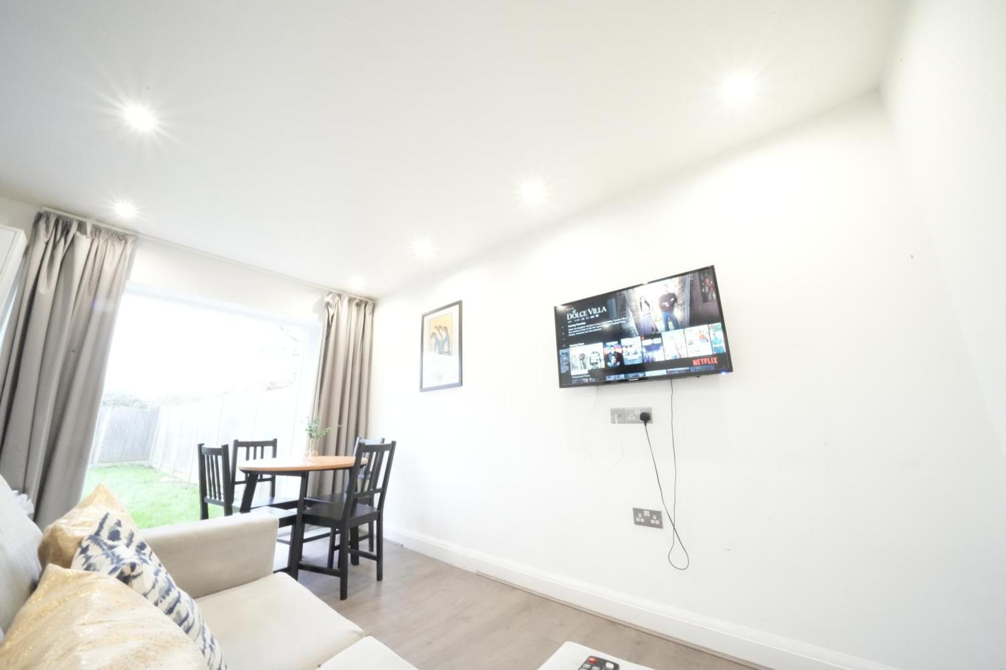 Hatton Apartments Heathrow Airport- Free Parking-Free Underground To And From Heathrow Airport Hatton Cross See Picture-See London Fast Hatton Cross To Central London 30Min Екстериор снимка