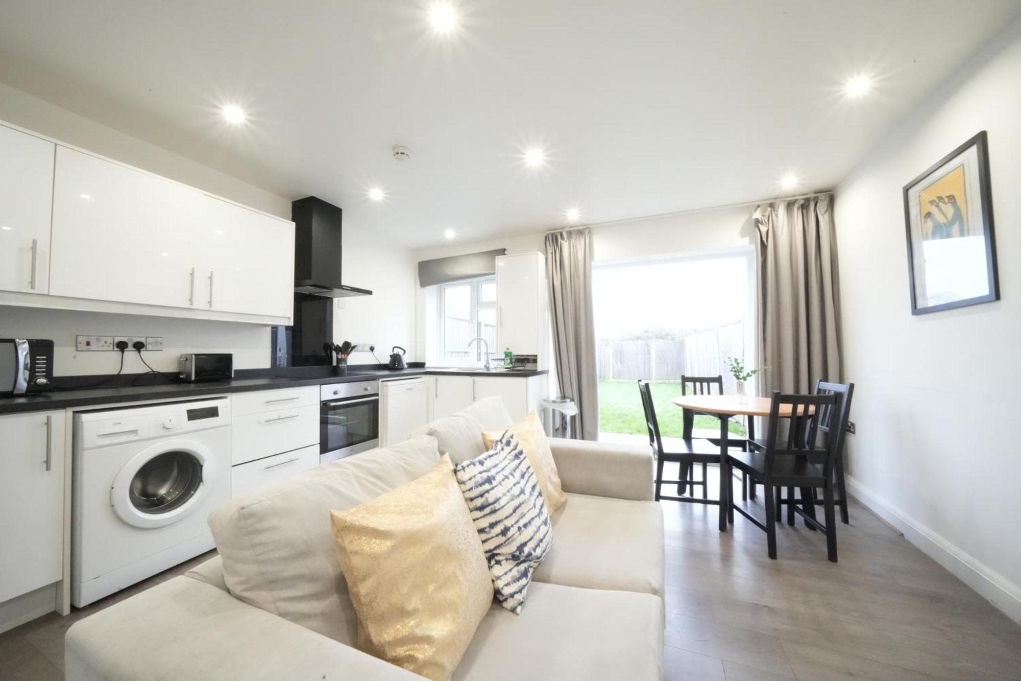 Hatton Apartments Heathrow Airport- Free Parking-Free Underground To And From Heathrow Airport Hatton Cross See Picture-See London Fast Hatton Cross To Central London 30Min Екстериор снимка
